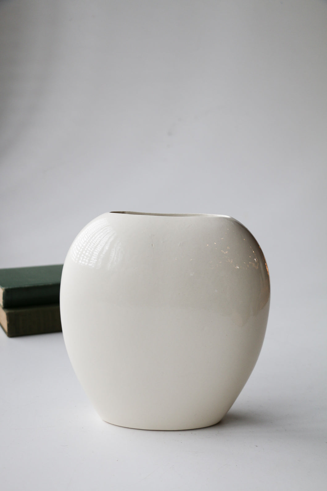 Mid Century Modern Hyalyn 866 USA Vase