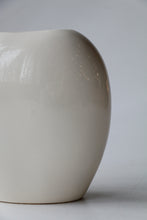 Load image into Gallery viewer, Mid Century Modern Hyalyn 866 USA Vase
